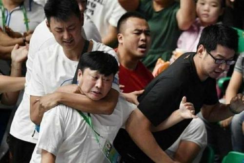 梦见与人打架