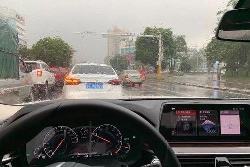 梦见下雨开车