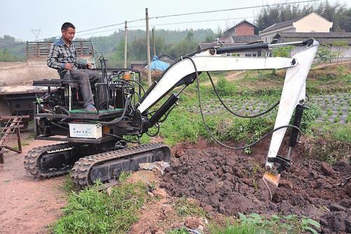 梦见自己挖土