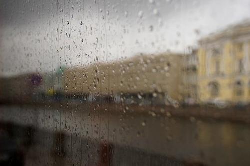 梦见屋里下雨