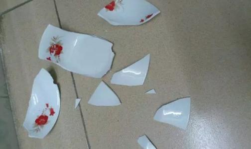 梦见别人把碗打碎了