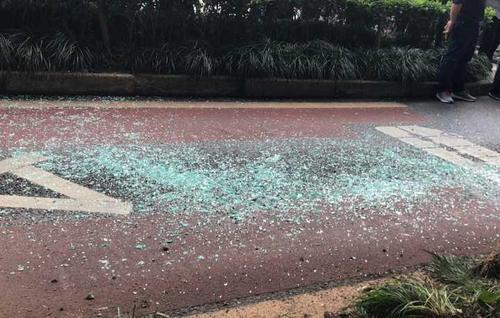 梦见玻璃碎了一地