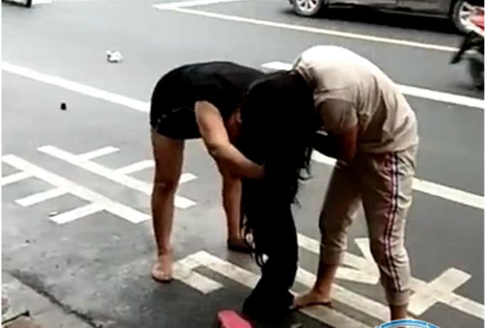 梦见用鞋打人
