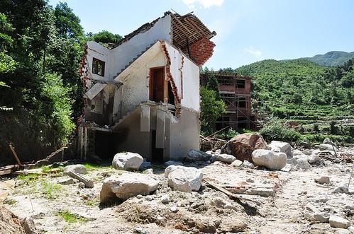 梦见房倒屋塌
