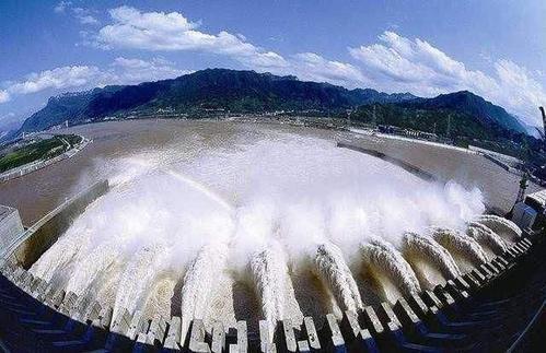 梦见水坝
