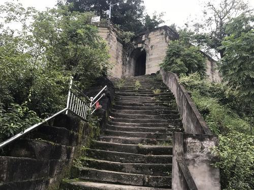 梦见下很陡的台阶