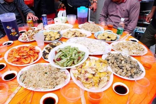 梦见被邀请吃饭