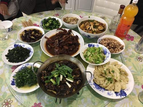 梦见和朋友吃饭