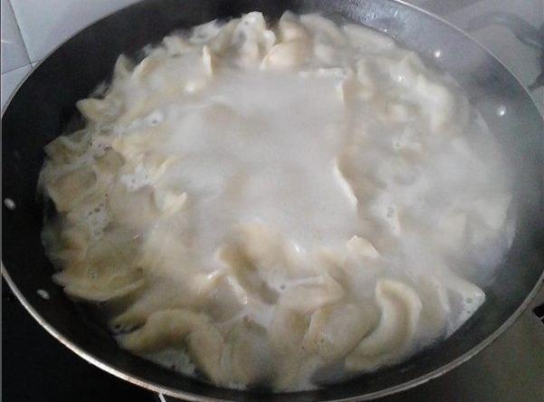 梦见煮饺子煮烂了