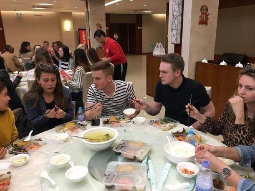 梦见很多人在一起吃饭