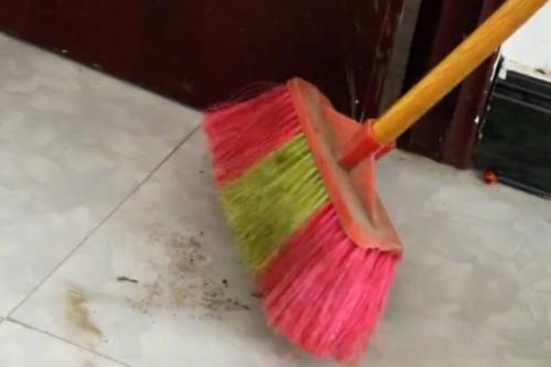 梦见自己拿笤帚扫地