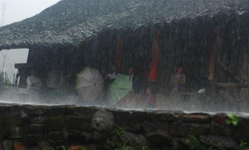 梦见在别人屋檐下躲雨