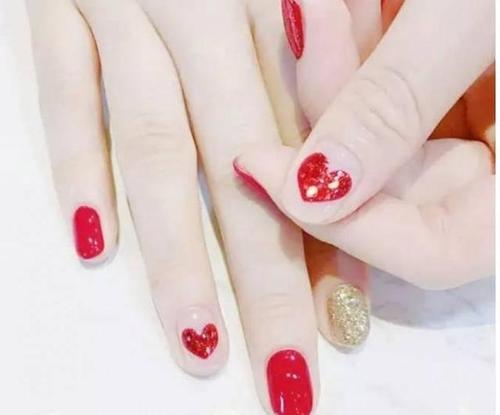 梦见做美甲