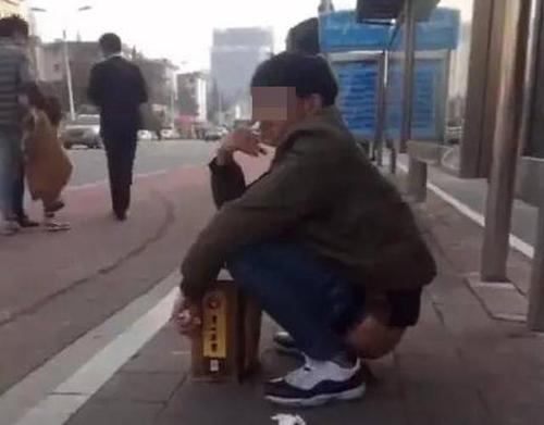 梦见当众拉屎