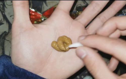 梦见自己手上沾屎