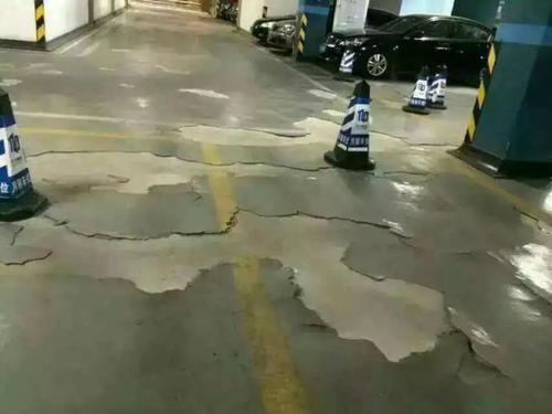 梦见地面裂开缝