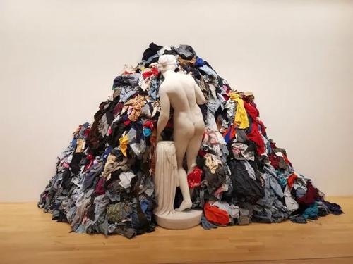 梦见找不到要穿的衣服 梦见找不到要穿的衣服