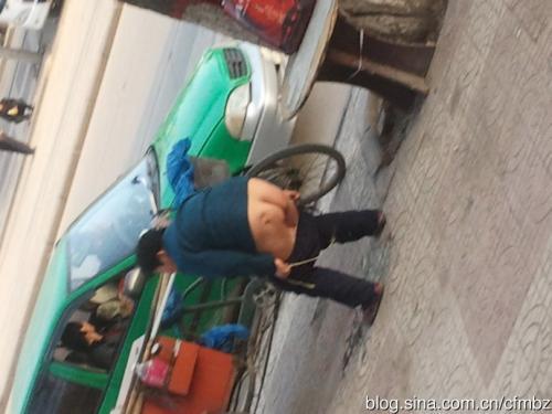 梦见自己在大街撒尿