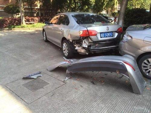 梦见自己撞上别人的车