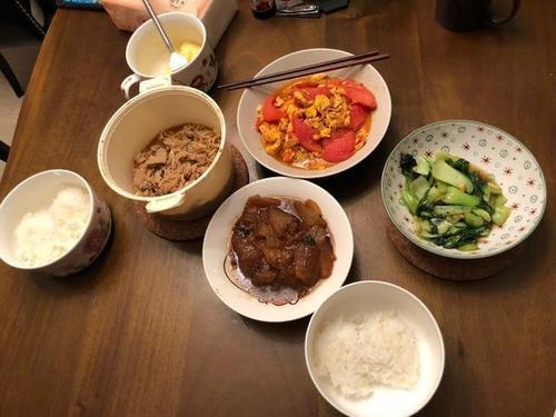 梦见自己吃了很多饭