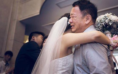 梦见自己结婚时哭了