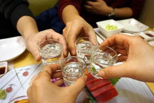 梦见别人喝酒吐我一身
