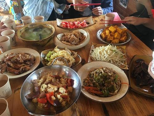 梦见吃别人做的饭