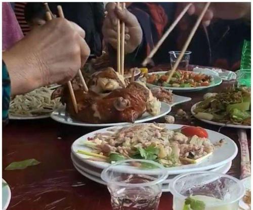 梦见好多人抢饭吃
