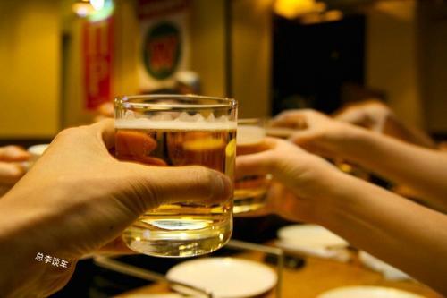 梦见很多人喝酒
