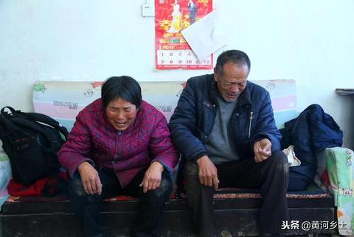 梦见很多人带孝