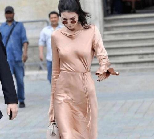 梦见女人穿新衣服