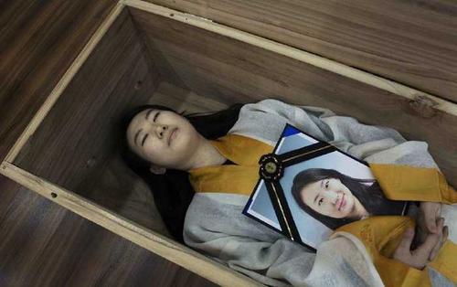 梦见女人抱着我