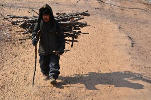 梦见背女人下山