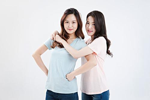 梦见两个女人同时抱住我