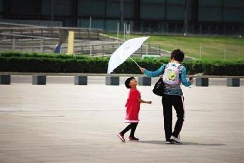 梦见抱孩子打伞