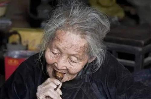 梦见死去的亲人吃东西 梦见死去的亲人吃东西