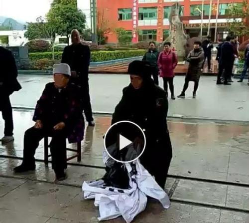 梦见去世的亲人打架