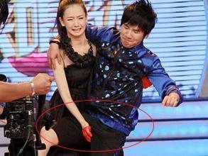 梦见一个男人看着我笑