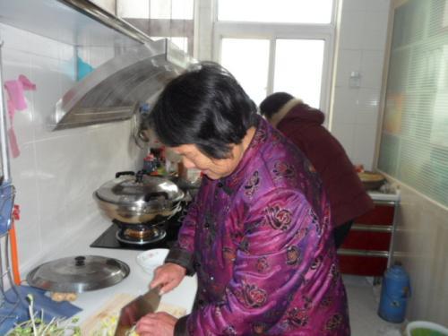 梦见死去的妈妈在做饭