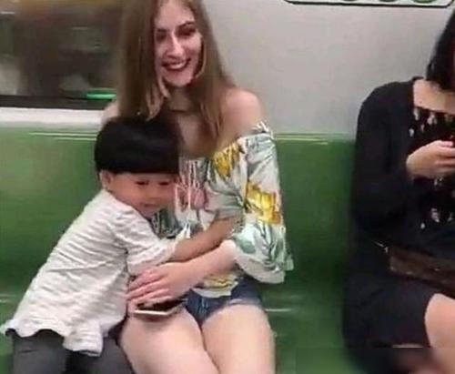 梦见小男孩坐我怀里