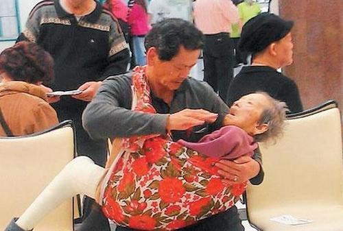 梦见给死去的父亲看病