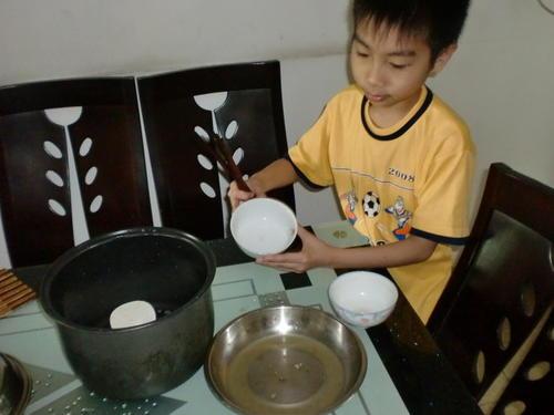 梦见爸爸在家吃饭