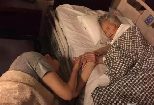 梦见和过世的母亲睡觉
