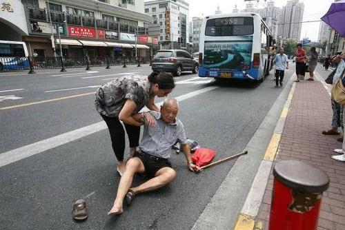 梦见被老人碰瓷