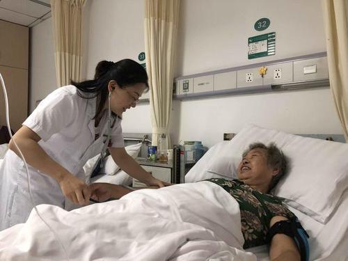 梦见老人生病去世