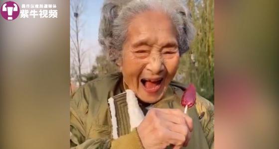 梦见死去的奶奶对我笑