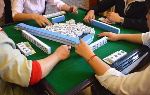 梦见好多客人到家里打牌