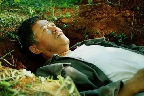 梦见背死人走路