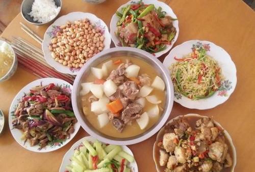 梦见死去的人做饭