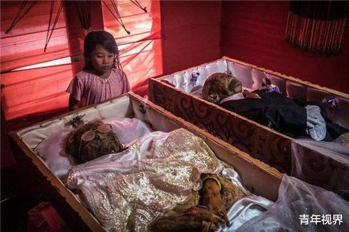 梦见死人吃饭